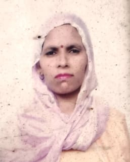 मोदीनगर के गांव सीकरी में महिला की संदिग्ध परिस्थिति में मौत के बाद घटनास्थल पर लगी ल मोदीनगर के गांव सीकरी में महिला की संदिग्ध परिस्थिति में मौत के बाद घटनास्थल पर लगी ल