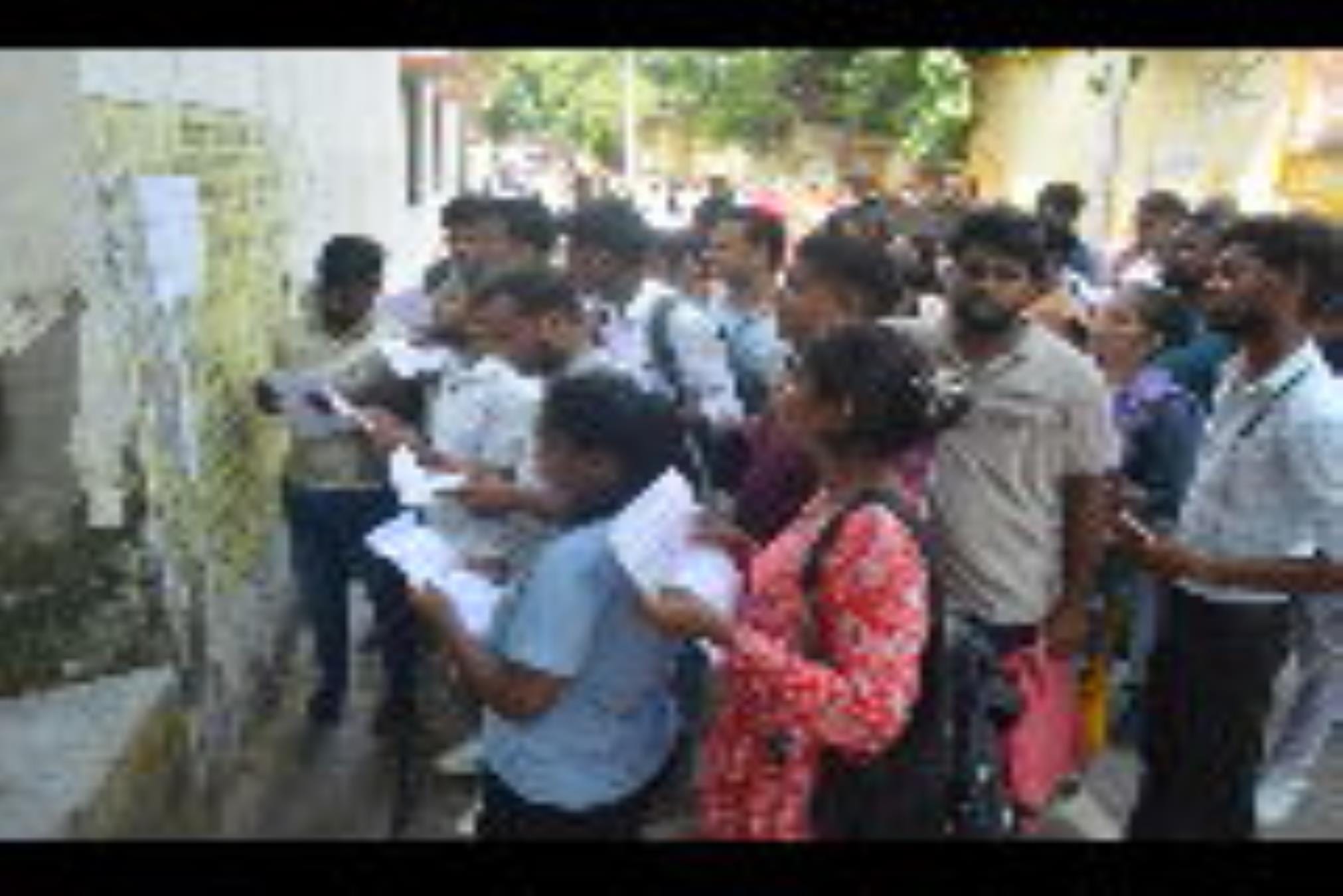 पीईटी देने पहुंचे अभ्यर्थी। पीईटी देने पहुंचे अभ्यर्थी।