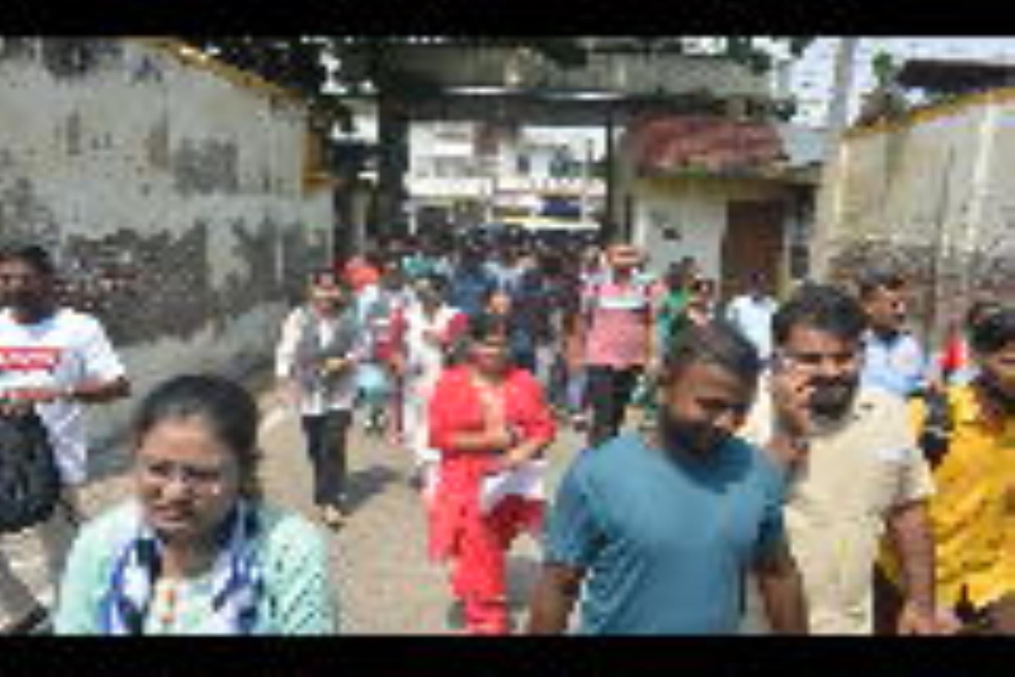 पीईटी देने पहुंचे अभ्यर्थी। पीईटी देने पहुंचे अभ्यर्थी।