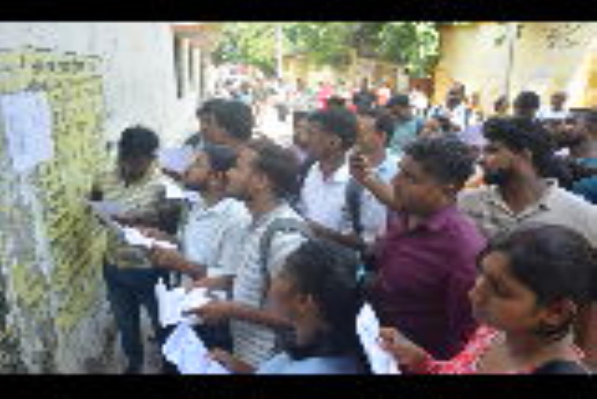 पीईटी देने पहुंचे अभ्यर्थी। पीईटी देने पहुंचे अभ्यर्थी।
