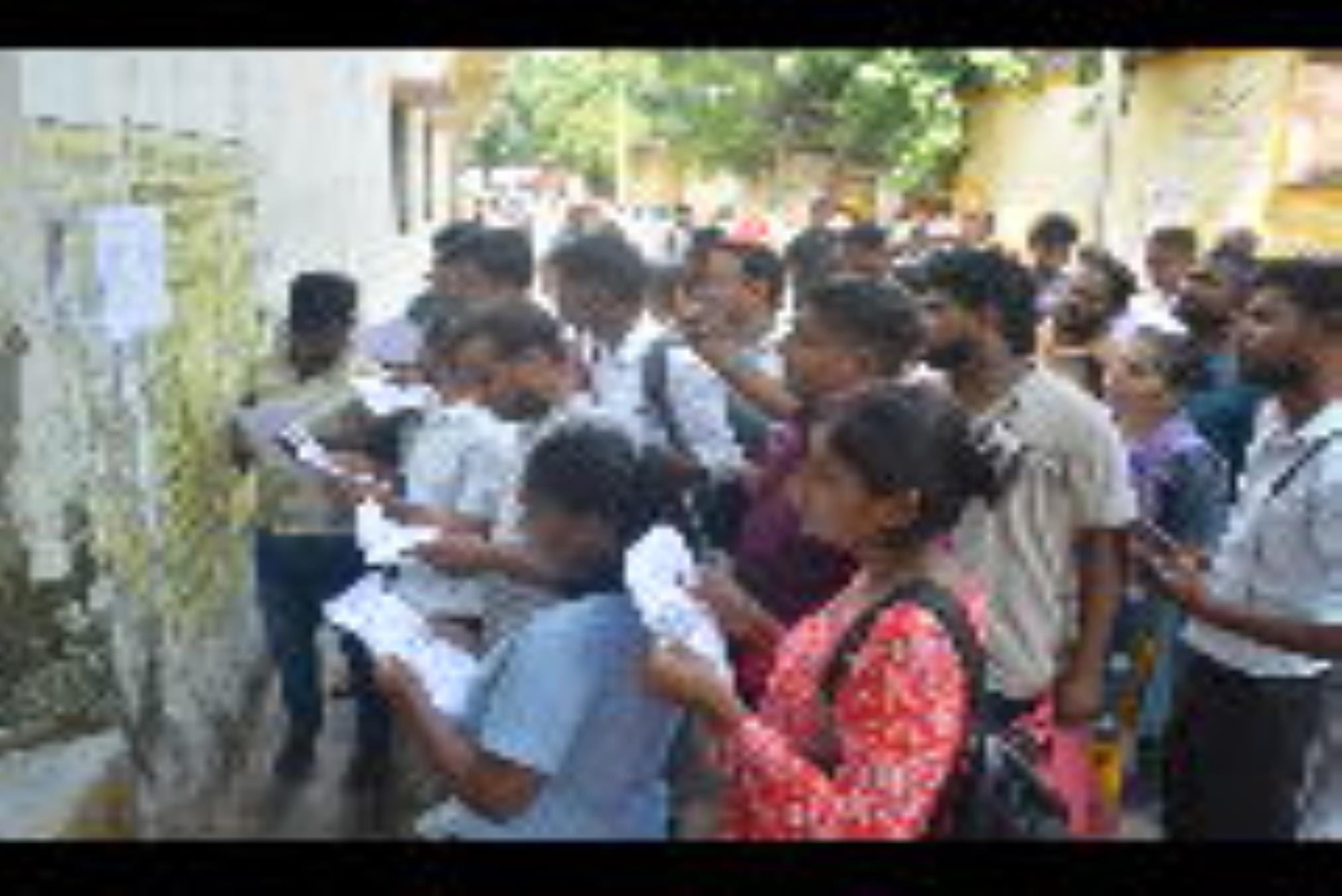 पीईटी देने पहुंचे अभ्यर्थी। पीईटी देने पहुंचे अभ्यर्थी।