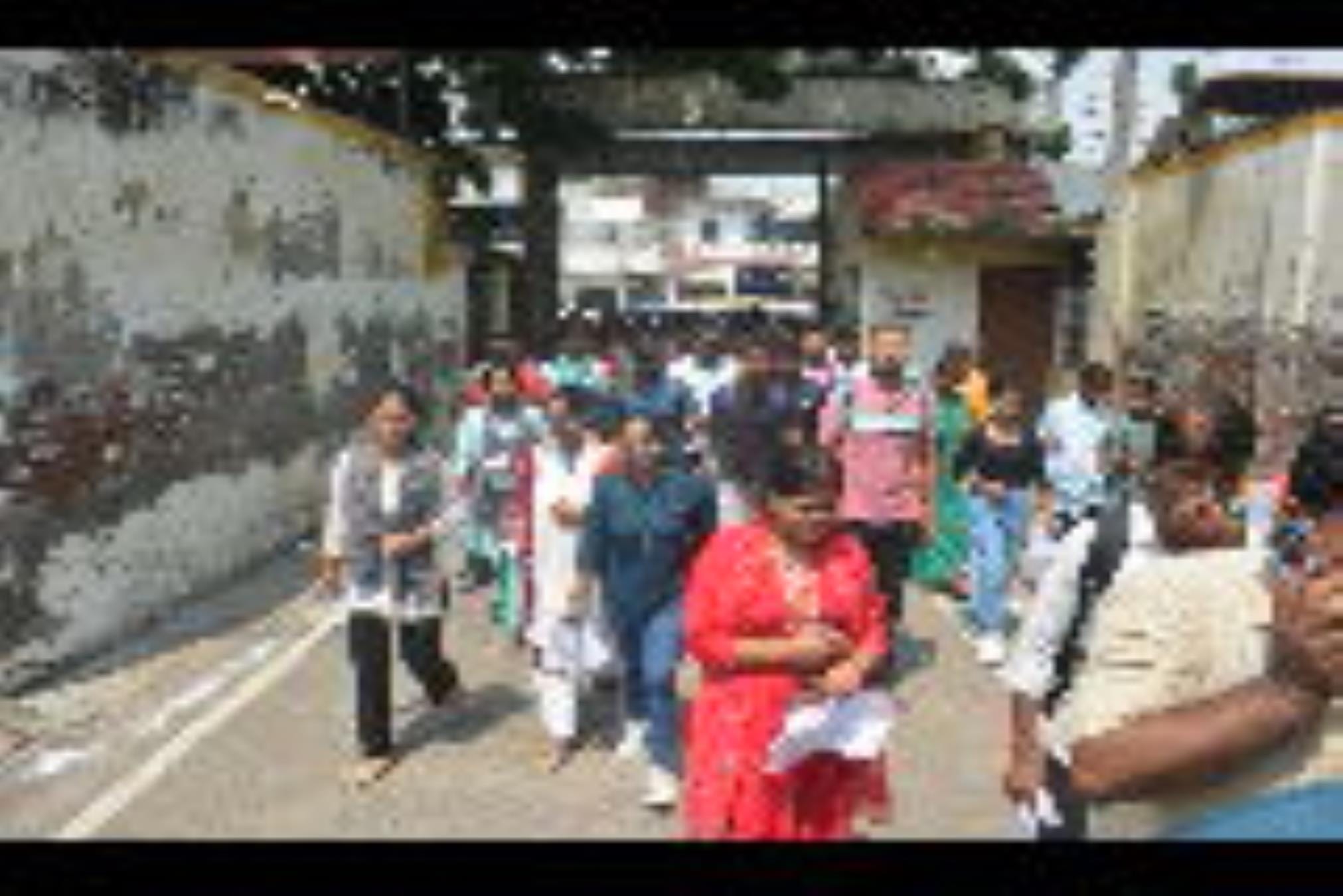 पीईटी देने पहुंचे अभ्यर्थी। पीईटी देने पहुंचे अभ्यर्थी।