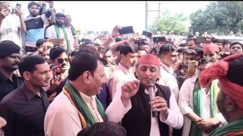 प्रदर्शन के दौरान किसानों के बीच पहुंचे अखिलेश। प्रदर्शन के दौरान किसानों के बीच पहुंचे अखिलेश।