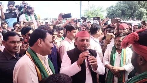 प्रदर्शन के दौरान किसानों के बीच पहुंचे अखिलेश। प्रदर्शन के दौरान किसानों के बीच पहुंचे अखिलेश।