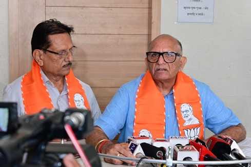 पूर्व प्रदेश अध्यक्ष भाजपा अशोक परनामी भाजपा मुख्यालय में प्रेस को संबोधित करते हुए।
