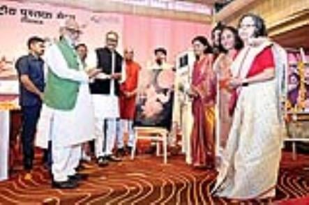 पुस्तक मेले में रविवार शाम इवॉल्युशन ऑफ ऑर्ट एंड आर्टिस्ट का विमोचन करते मुख्य अतिथि उप मुख्यमं पुस्तक मेले में रविवार शाम इवॉल्युशन ऑफ ऑर्ट एंड आर्टिस्ट का विमोचन करते मुख्य अतिथि उप मुख्यमं