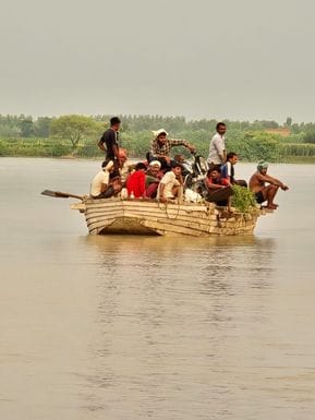 सहसवान के तटबंध पर पन्नी और त्रिपालों के घरों में रह रहे बाढ़ पीड़ित। संवाद सहसवान के तटबंध पर पन्नी और त्रिपालों के घरों में रह रहे बाढ़ पीड़ित। संवाद