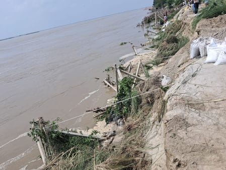 सहसवान के तटबंध पर पन्नी और त्रिपालों के घरों में रह रहे बाढ़ पीड़ित। संवाद सहसवान के तटबंध पर पन्नी और त्रिपालों के घरों में रह रहे बाढ़ पीड़ित। संवाद