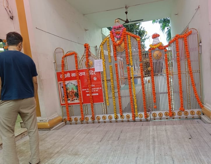 साइंस कॉलेज से जे के सेट की परीक्षा देकर बाहर आते परीक्षार्थी। संवाद साइंस कॉलेज से जे के सेट की परीक्षा देकर बाहर आते परीक्षार्थी। संवाद