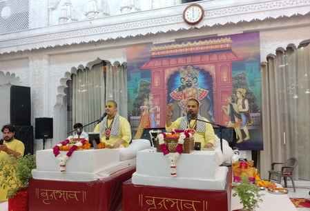 सनातन धर्म मंदिर में कृष्ण के भजनों पर झूमती महिलाएं। संवाद