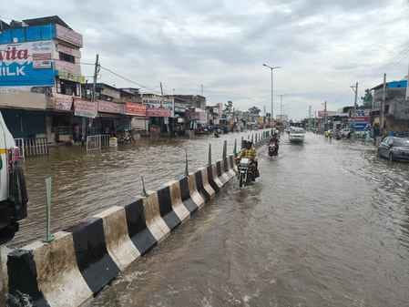 टांगरी बांध के पास महिलाओं को सेनेटरी पैड्स देती इद्रीश फाउंडेशन की सदस्य। प्रवक्ता टांगरी बांध के पास महिलाओं को सेनेटरी पैड्स देती इद्रीश फाउंडेशन की सदस्य। प्रवक्ता