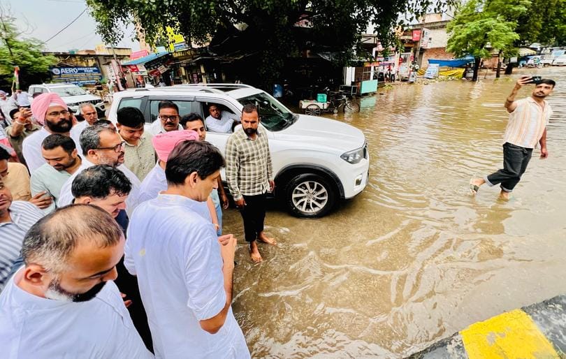 टांगरी बांध के पास महिलाओं को सेनेटरी पैड्स देती इद्रीश फाउंडेशन की सदस्य। प्रवक्ता टांगरी बांध के पास महिलाओं को सेनेटरी पैड्स देती इद्रीश फाउंडेशन की सदस्य। प्रवक्ता