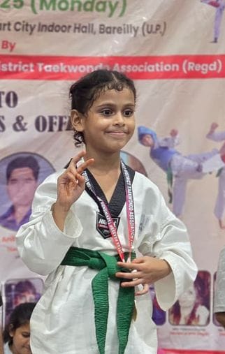 ताइक्वांडो में विजेता खिलाड़ी को पुरस्कृत किया गया। स्रोत संघ ताइक्वांडो में विजेता खिलाड़ी को पुरस्कृत किया गया। स्रोत संघ