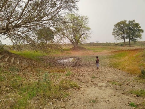 तिंदवारी के मुगुंस गांव में सूखा पड़ा अमृत सरोवर। तिंदवारी के मुगुंस गांव में सूखा पड़ा अमृत सरोवर।