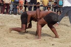 दंगल में दांव लगाते पहलवान। दंगल में दांव लगाते पहलवान।