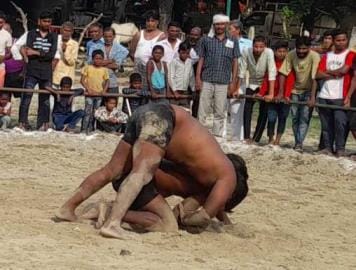 दंगल में दांव लगाते पहलवान। दंगल में दांव लगाते पहलवान।