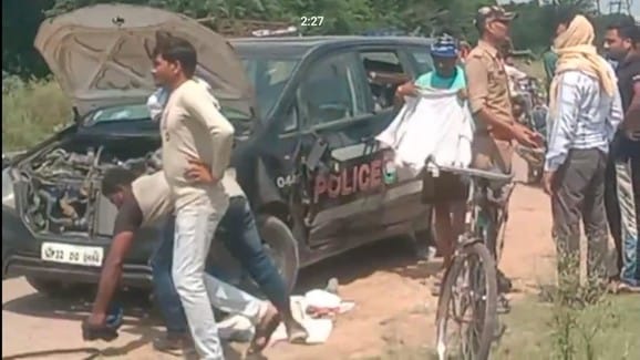 देहात कोतवाली में खड़े केरला निवासी जिन्हें चोर समझकर ग्रामीणों ने पीटा। संवाद