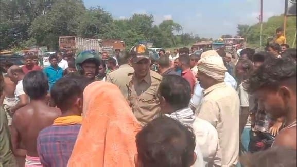 देहात कोतवाली में खड़े केरला निवासी जिन्हें चोर समझकर ग्रामीणों ने पीटा। संवाद