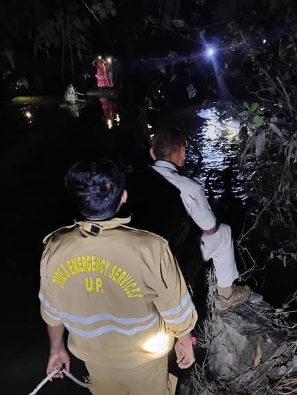 युवती की तलाश करती पुलिस। युवती की तलाश करती पुलिस।
