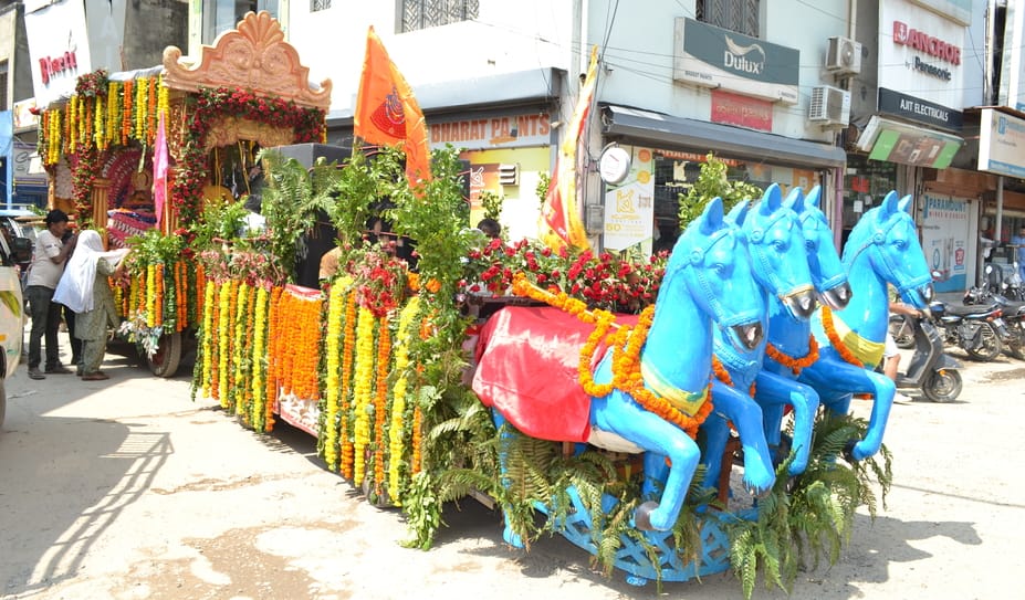 01.... श्री खाटू श्याम कीर्तन मंडल की ओर से निकाली गई कलश यात्रा के दौरान अपने मुंह से आग निकाल 01.... श्री खाटू श्याम कीर्तन मंडल की ओर से निकाली गई कलश यात्रा के दौरान अपने मुंह से आग निकाल