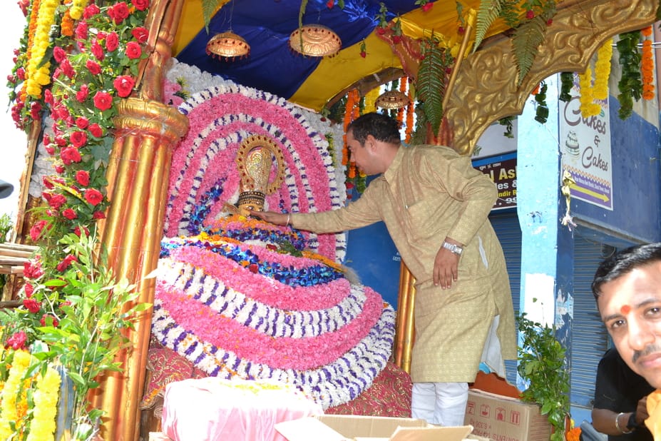 01.... श्री खाटू श्याम कीर्तन मंडल की ओर से निकाली गई कलश यात्रा के दौरान अपने मुंह से आग निकाल 01.... श्री खाटू श्याम कीर्तन मंडल की ओर से निकाली गई कलश यात्रा के दौरान अपने मुंह से आग निकाल