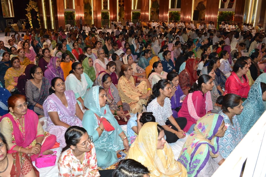 01.... श्री खाटू श्याम कीर्तन मंडल की ओर से निकाली गई कलश यात्रा के दौरान अपने मुंह से आग निकाल 01.... श्री खाटू श्याम कीर्तन मंडल की ओर से निकाली गई कलश यात्रा के दौरान अपने मुंह से आग निकाल