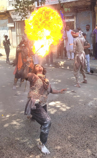01.... श्री खाटू श्याम कीर्तन मंडल की ओर से निकाली गई कलश यात्रा के दौरान अपने मुंह से आग निकाल 01.... श्री खाटू श्याम कीर्तन मंडल की ओर से निकाली गई कलश यात्रा के दौरान अपने मुंह से आग निकाल