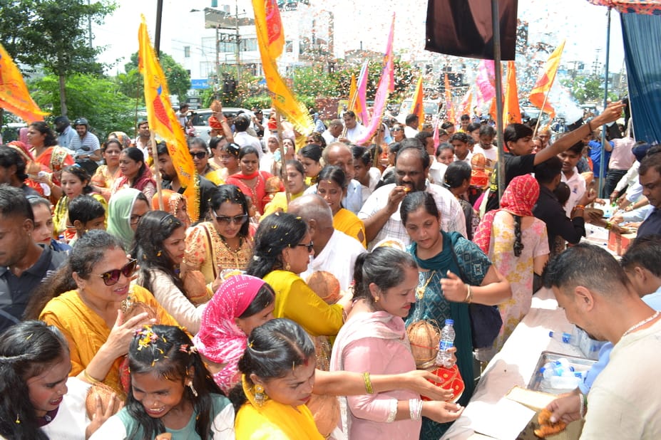01.... श्री खाटू श्याम कीर्तन मंडल की ओर से निकाली गई कलश यात्रा के दौरान अपने मुंह से आग निकाल 01.... श्री खाटू श्याम कीर्तन मंडल की ओर से निकाली गई कलश यात्रा के दौरान अपने मुंह से आग निकाल