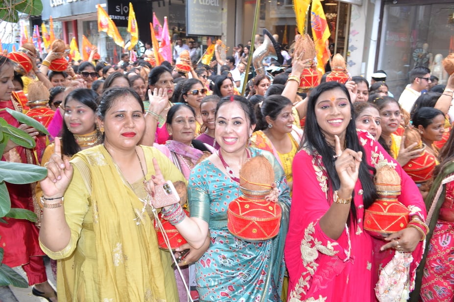 01.... श्री खाटू श्याम कीर्तन मंडल की ओर से निकाली गई कलश यात्रा के दौरान अपने मुंह से आग निकाल 01.... श्री खाटू श्याम कीर्तन मंडल की ओर से निकाली गई कलश यात्रा के दौरान अपने मुंह से आग निकाल