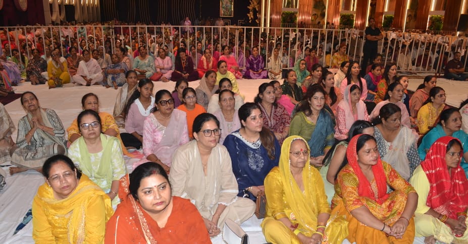 01.... श्री खाटू श्याम कीर्तन मंडल की ओर से निकाली गई कलश यात्रा के दौरान अपने मुंह से आग निकाल 01.... श्री खाटू श्याम कीर्तन मंडल की ओर से निकाली गई कलश यात्रा के दौरान अपने मुंह से आग निकाल