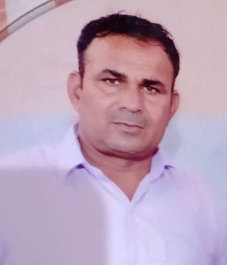 08जेएनडी14-अंतिम संस्कार करने के लिए नंगे पांव पानी से गुजरते हुए ग्रामीण। संवाद 08जेएनडी14-अंतिम संस्कार करने के लिए नंगे पांव पानी से गुजरते हुए ग्रामीण। संवाद