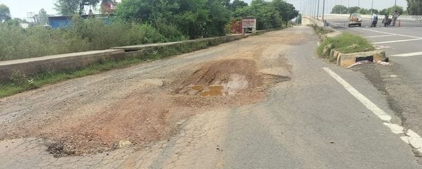 09जेएनडी07: एसपी आवास के सामने से परशुराम चौक की तरफ जाने वाली सड़क पर बने गड्डे। संवाद 09जेएनडी07: एसपी आवास के सामने से परशुराम चौक की तरफ जाने वाली सड़क पर बने गड्डे। संवाद