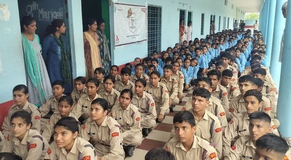 09जेएनडी17: पुलिस की पाठशाला कार्यक्रम में विद्यार्थियों को नशा नहीं करने की शपथ दिलवाते हुए। 09जेएनडी17: पुलिस की पाठशाला कार्यक्रम में विद्यार्थियों को नशा नहीं करने की शपथ दिलवाते हुए।
