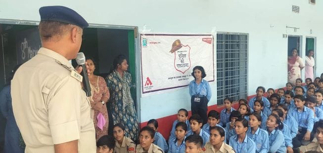 09जेएनडी17: पुलिस की पाठशाला कार्यक्रम में विद्यार्थियों को नशा नहीं करने की शपथ दिलवाते हुए। 09जेएनडी17: पुलिस की पाठशाला कार्यक्रम में विद्यार्थियों को नशा नहीं करने की शपथ दिलवाते हुए।