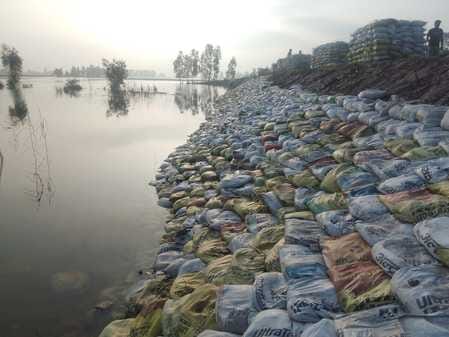 15 गुहला-चीका। दोपहर दो बजकर 20 मिनट पर बुबकपुर से रत्ताखेड़ा लुकमान सड़क पर पानी से गुजरती हुए 15 गुहला-चीका। दोपहर दो बजकर 20 मिनट पर बुबकपुर से रत्ताखेड़ा लुकमान सड़क पर पानी से गुजरती हुए