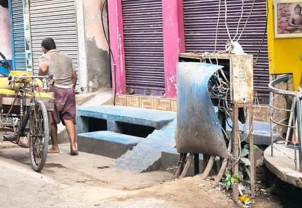 18 कुंदीगढ़ मुहल्ले में विद्युत वितरण बाक्स का ढक्कन गायब, गत्ते से ढका गया। संवाद 18 कुंदीगढ़ मुहल्ले में विद्युत वितरण बाक्स का ढक्कन गायब, गत्ते से ढका गया। संवाद