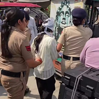 70.... सेक्टर 12 सुपर मॉल में जांच के लिए पहुंचे पुलिसकर्मी स्वयं 70.... सेक्टर 12 सुपर मॉल में जांच के लिए पहुंचे पुलिसकर्मी स्वयं