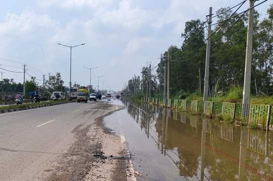 अंबाला-जगाधरी हाईवे पर कैंट के औद्योगिक क्षेत्र के पास जलभराव का जायजा लेने पहुंचे एनएचएआई के प