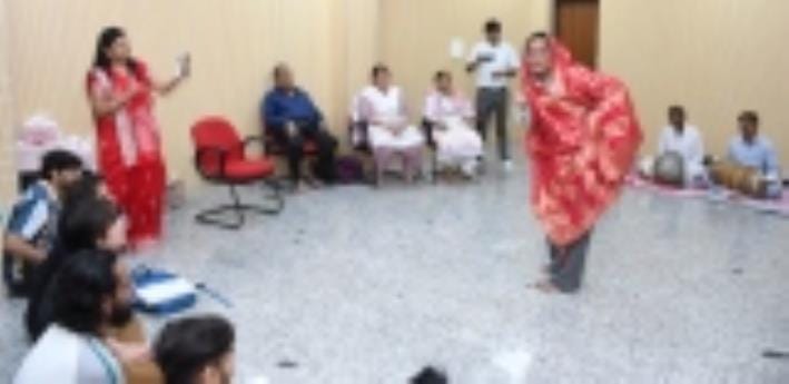 भारतेंदु नाट्य अकादमी में द्वितीय वर्ष के विद्यार्थियों को लोक गायिका पद्मश्री मालिनी अवस्थी क भारतेंदु नाट्य अकादमी में द्वितीय वर्ष के विद्यार्थियों को लोक गायिका पद्मश्री मालिनी अवस्थी क