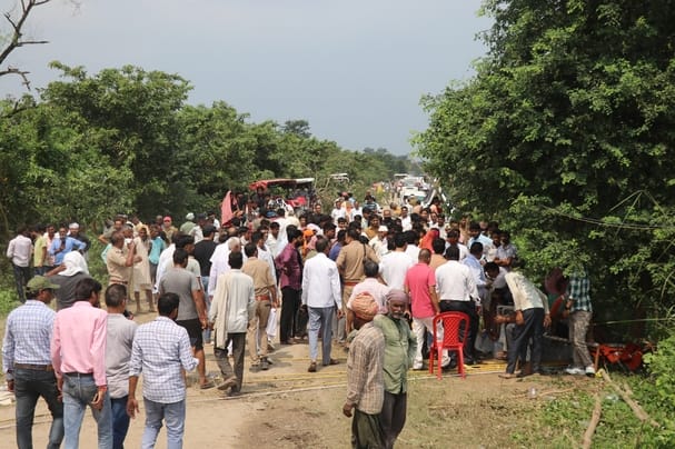 बिजनौर में गंगा बैराज के तटबंध का कटान करती गंगा और उसे रोकने के लिए बल्लियां लेकर जाते ग्रामी बिजनौर में गंगा बैराज के तटबंध का कटान करती गंगा और उसे रोकने के लिए बल्लियां लेकर जाते ग्रामी