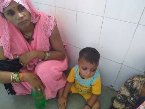 बाल रोग विशेषज्ञ के कक्ष के बाहर लगी मरीजों की भीड़। संवाद बाल रोग विशेषज्ञ के कक्ष के बाहर लगी मरीजों की भीड़। संवाद