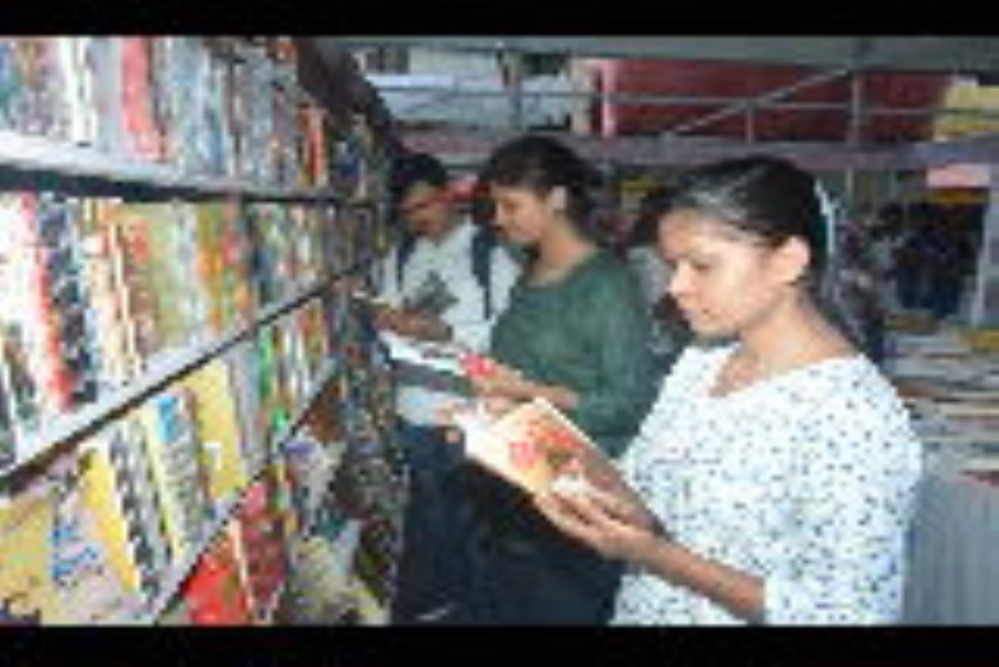 बलरामपुर गार्डन में आयोजित राष्ट्रीय पुस्तक मेला में हर उम्र, हर वर्ग के पाठकों के हाथ में इस ब बलरामपुर गार्डन में आयोजित राष्ट्रीय पुस्तक मेला में हर उम्र, हर वर्ग के पाठकों के हाथ में इस ब