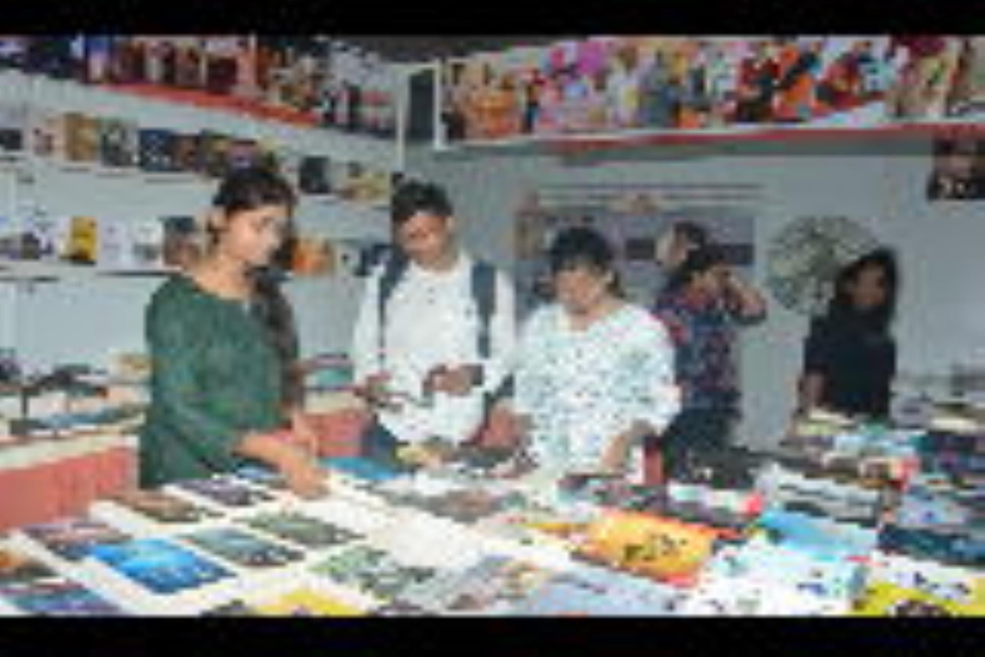बलरामपुर गार्डन में आयोजित राष्ट्रीय पुस्तक मेला में हर उम्र, हर वर्ग के पाठकों के हाथ में इस ब बलरामपुर गार्डन में आयोजित राष्ट्रीय पुस्तक मेला में हर उम्र, हर वर्ग के पाठकों के हाथ में इस ब