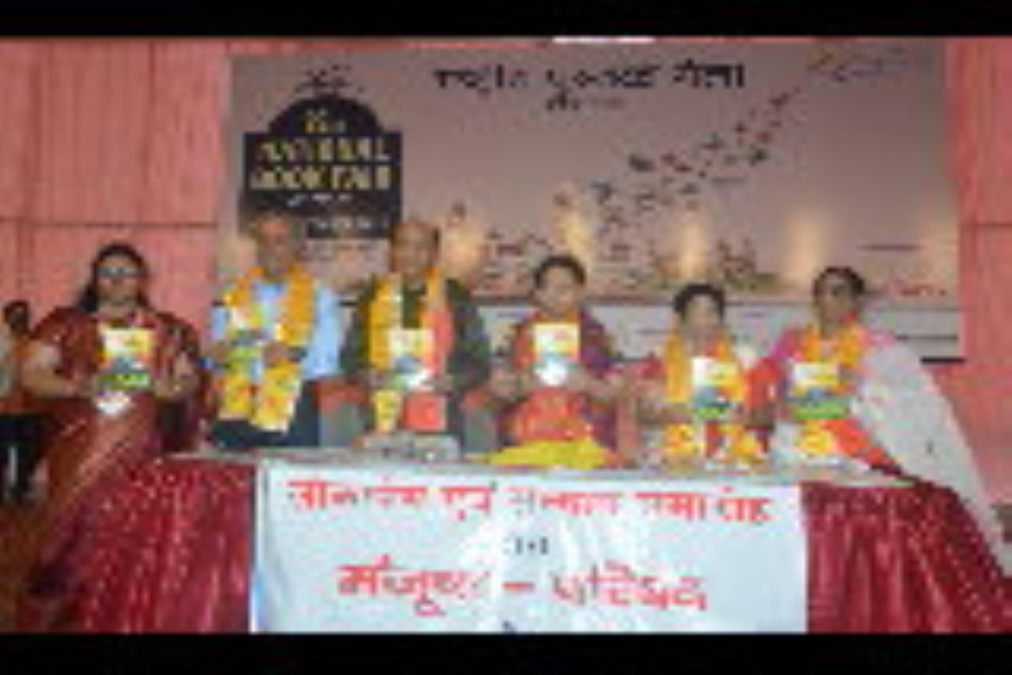 बलरामपुर गार्डन में आयोजित राष्ट्रीय पुस्तक मेला में हर उम्र, हर वर्ग के पाठकों के हाथ में इस ब बलरामपुर गार्डन में आयोजित राष्ट्रीय पुस्तक मेला में हर उम्र, हर वर्ग के पाठकों के हाथ में इस ब