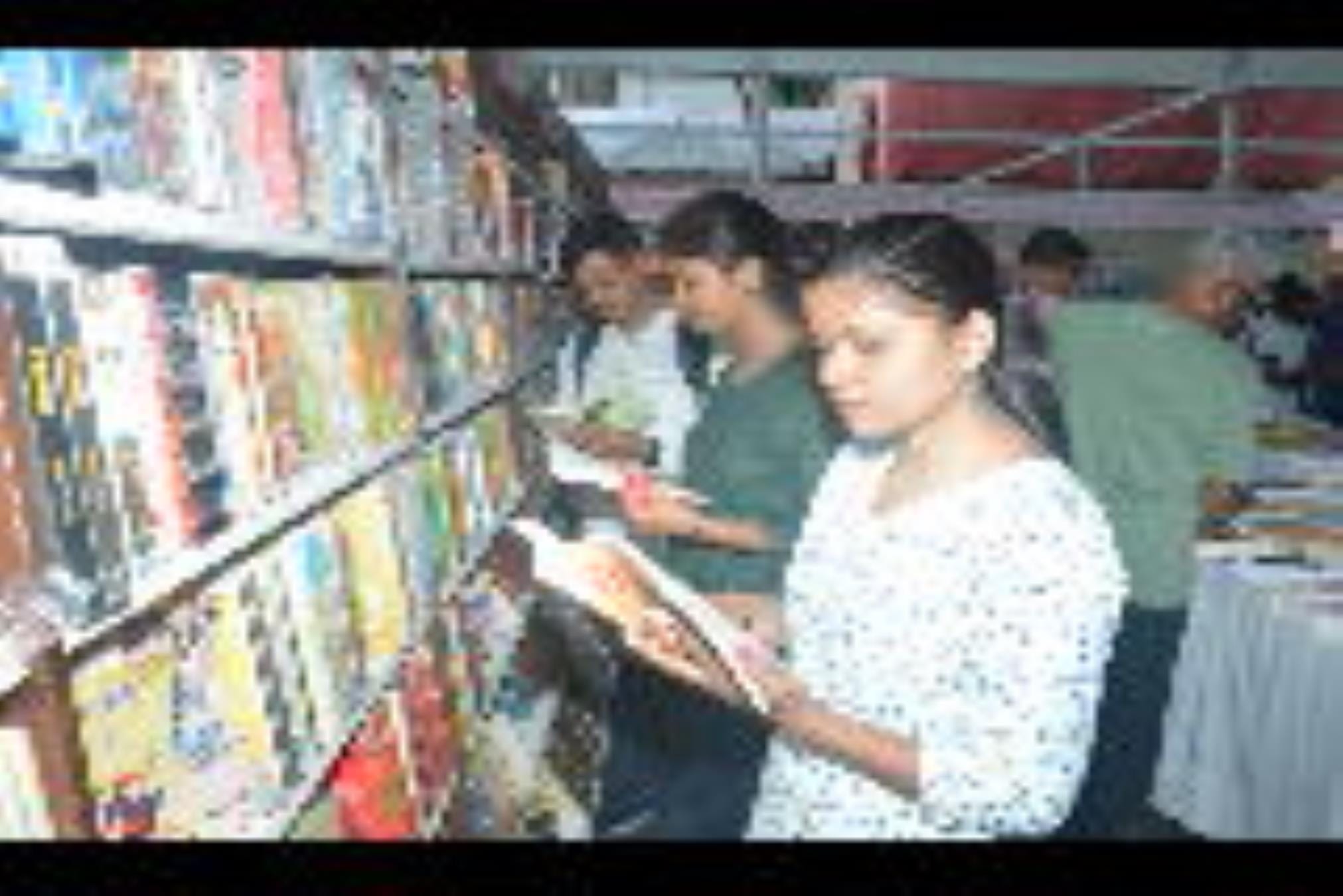 बलरामपुर गार्डन में आयोजित राष्ट्रीय पुस्तक मेला में हर उम्र, हर वर्ग के पाठकों के हाथ में इस ब बलरामपुर गार्डन में आयोजित राष्ट्रीय पुस्तक मेला में हर उम्र, हर वर्ग के पाठकों के हाथ में इस ब