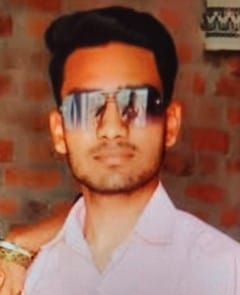 बनियाठेर के गांव अकरौली में युवक की हत्या के बाद जानकारी करती पुलिस। संवाद