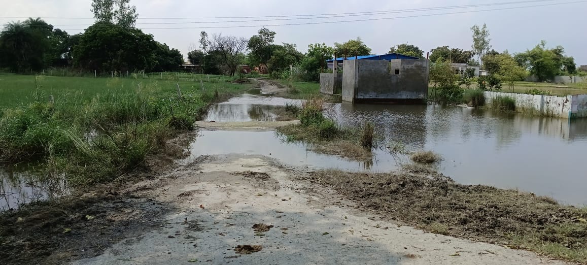 बस्तोरा नारंग गांव के समीप कटान करती गंगा नदी स्रोत संवाद