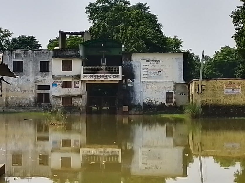 बाढ़ के पानी डूबा चितबड़ागांव क्षेत्र के नगवा गाई जाने वाला मार्ग पर उससे होकर आवागमन करते लोग। बाढ़ के पानी डूबा चितबड़ागांव क्षेत्र के नगवा गाई जाने वाला मार्ग पर उससे होकर आवागमन करते लोग।