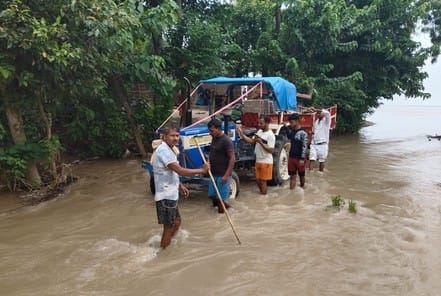 बाढ़ के पानी डूबा चितबड़ागांव क्षेत्र के नगवा गाई जाने वाला मार्ग पर उससे होकर आवागमन करते लोग। बाढ़ के पानी डूबा चितबड़ागांव क्षेत्र के नगवा गाई जाने वाला मार्ग पर उससे होकर आवागमन करते लोग।