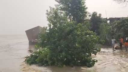 बाढ़ के पानी डूबा चितबड़ागांव क्षेत्र के नगवा गाई जाने वाला मार्ग पर उससे होकर आवागमन करते लोग। बाढ़ के पानी डूबा चितबड़ागांव क्षेत्र के नगवा गाई जाने वाला मार्ग पर उससे होकर आवागमन करते लोग।